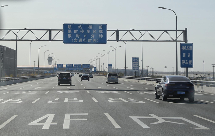 驶入航站楼前出发层道路时，道路上已经竖起了“8分钟限时停车”的提示牌，再行驶百余米的距离后就进入显示停车区域的起点位置。新京报记者 王贵彬 摄