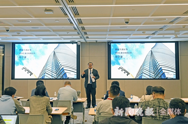 图说：朴学谦在介绍。