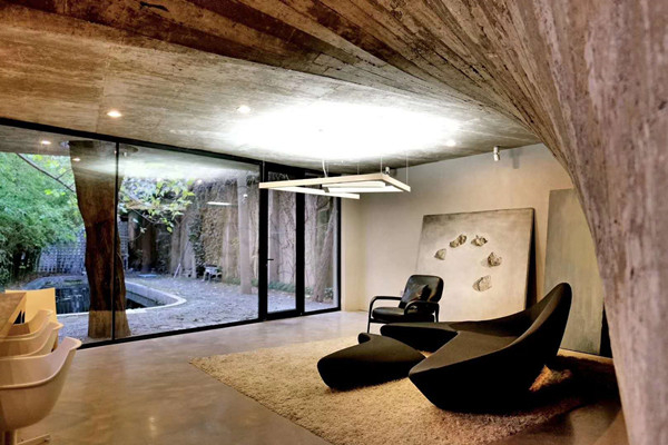 图说：玻纤增强聚氨酯拉挤型材节能门窗。方维 摄