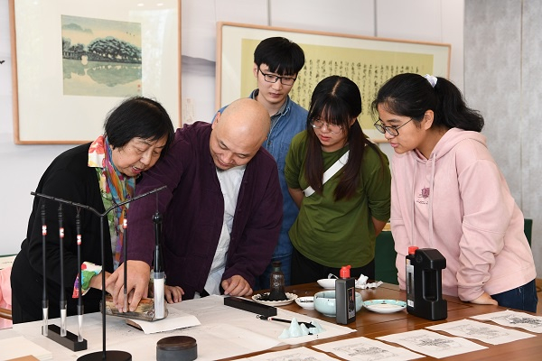 图说：同济师生体验木版水印艺术