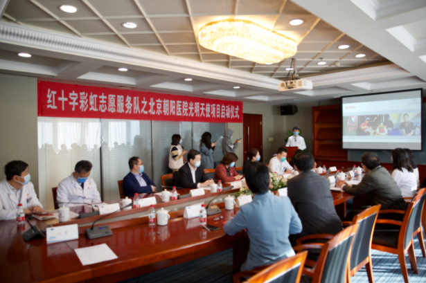 ▲由陶勇和北京红十字基金会共同发起成立的彩虹志愿服务队首个服务项目启动，34名社会志愿者成为首批“光明天使”，将于明起正式上岗。新京报记者 李凯祥 摄