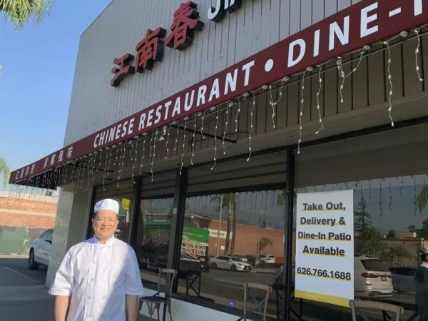 张师傅已经从事餐饮业45年了。(美国《世界日报》/张宏 摄)