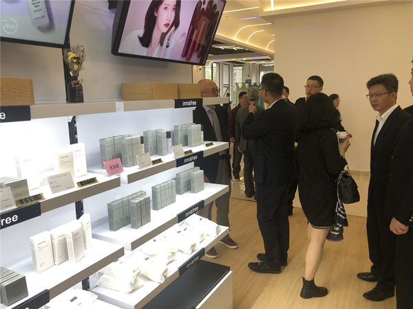 图说：进口化妆品直销中心里的化妆品品牌琳琅满目。