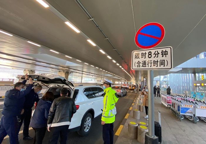 民警在航站楼出发层疏导送客出发的车辆。新京报记者 王贵彬 摄