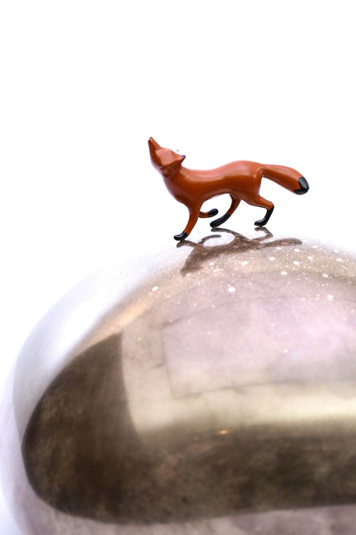 生动表现了“火狐踏雪”的场景。