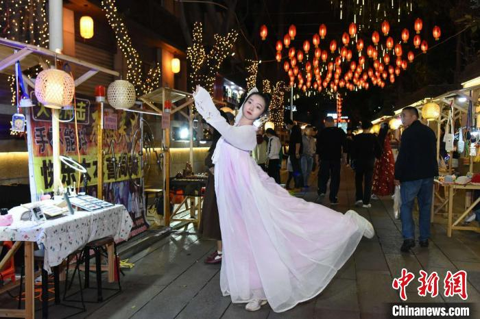 当晚的开街仪式上，有民俗表演、拜月大典等活动，吸引众多市民围观。吴明 供图