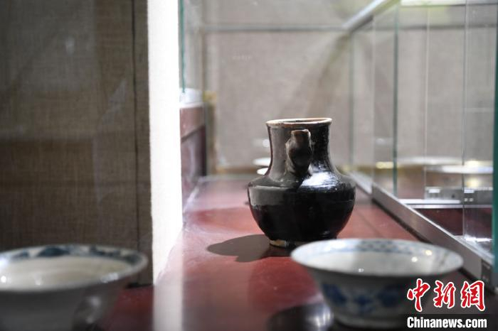 图为牛肉面碗具和醋壶藏品展示。　崔琳 摄