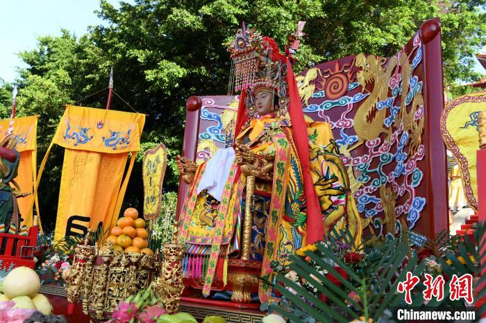 图为祭典上的湄洲妈祖金身。　王东明 摄