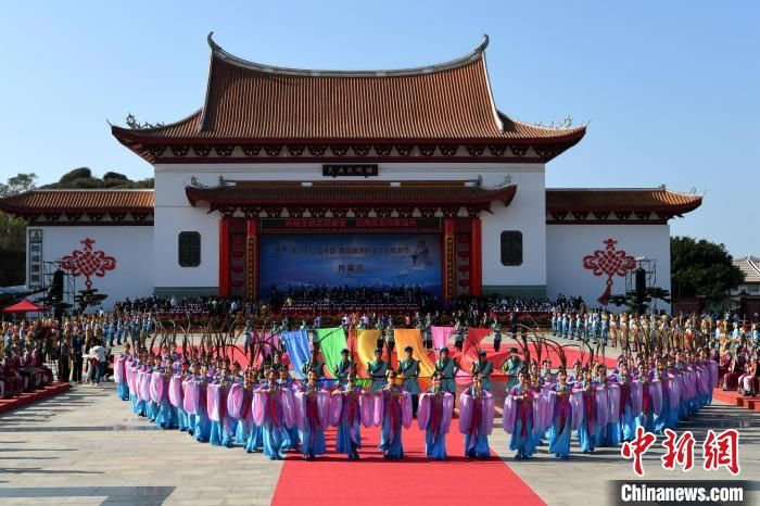图为祭典仪式上乐舞表演。　王东明 摄
