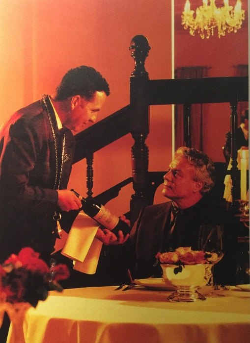 张裕解百纳干红老广告准确地呈现了侍酒师的专业形象