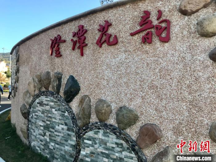 澄潭花韵。　李典 摄