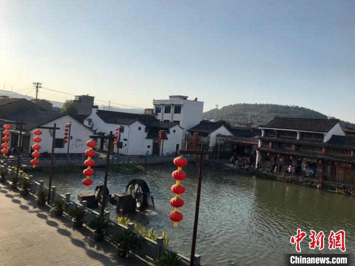     梅渚古村一景。　李典　摄