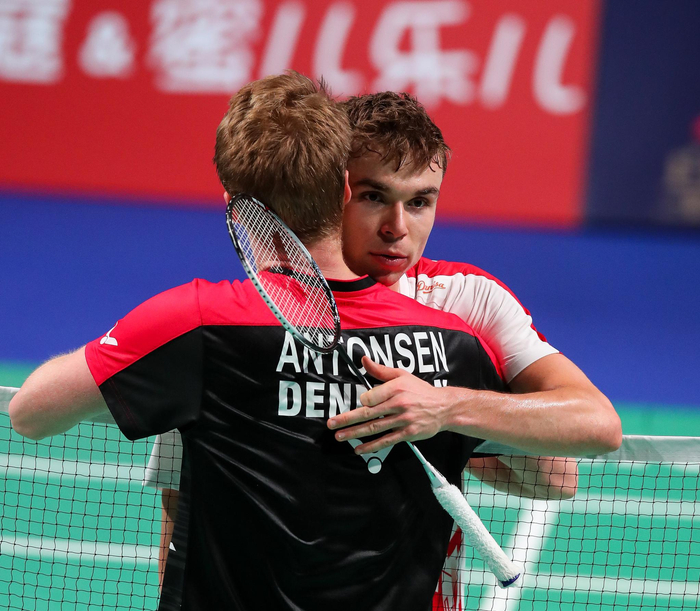 安东森和杰姆克拥抱。