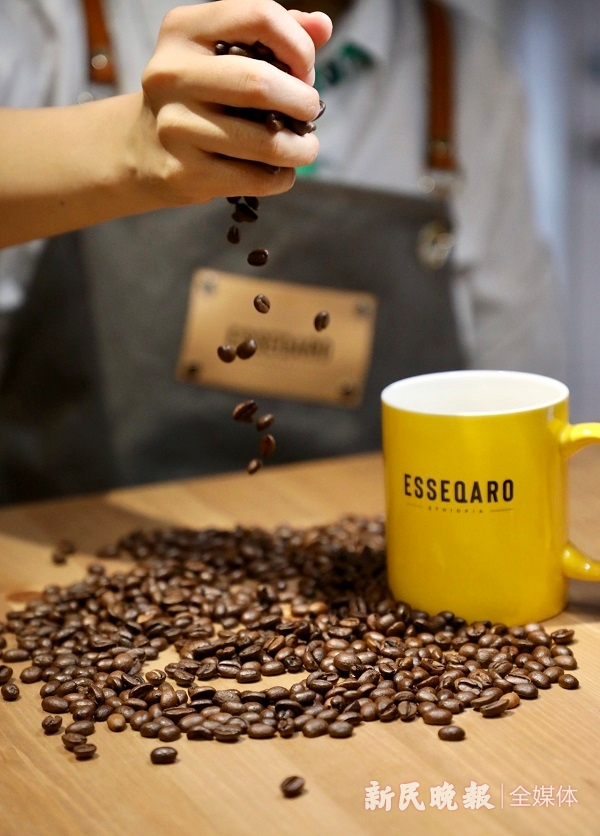 图说：通过进博会将埃萨俄比亚的“埃塞酋长”咖啡带入中国  新民晚报记者 孔明哲 摄（下同）