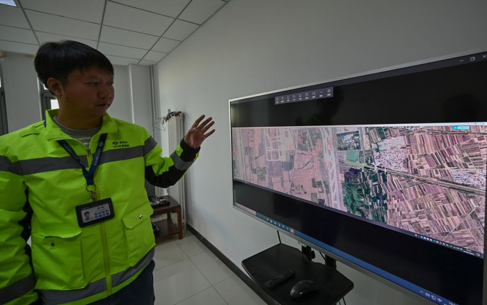 工作人员介绍探鸟雷达的侦测图。摄影/新京报记者 陶冉