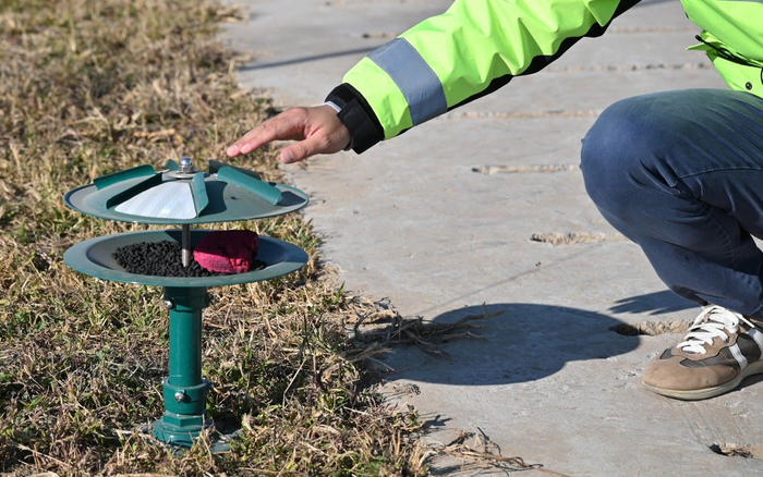 大兴国际机场自主研发的驱鸟剂缓释器。摄影/新京报记者 陶冉
