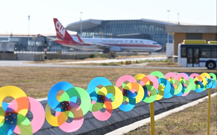 滑行道两侧设置的风车可以通过视觉驱赶阻止鸟类入侵跑道。摄影/新京报记者 陶冉