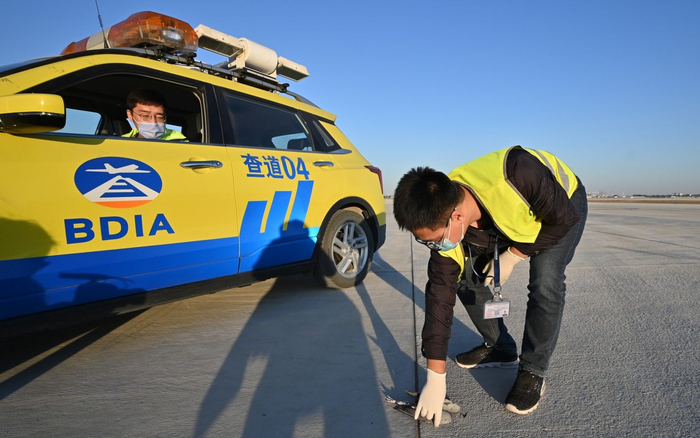 10月23日，大兴国际机场，工作人员清理跑道上的鸟类尸体。