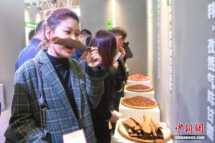 民众感受辣条原料。 中新社记者 杨华峰 摄