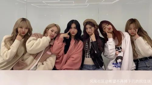 直播截图 everglow，戴帽子者为王怡人