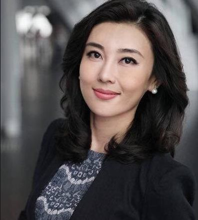海峡两岸女神李红，嫁豪门生变故与丈夫共患难，消失一个月去哪了
