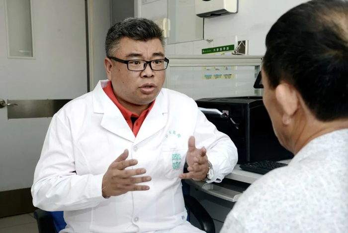 ▲刘源在和家属沟通。受访者供图