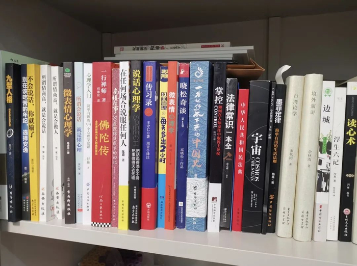▲刘源办公室里心理学、沟通相关的书籍。受访者供图