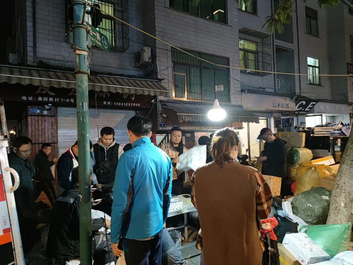 ▲外贸村里等待拿货的商贩。新京报记者赵敏 摄