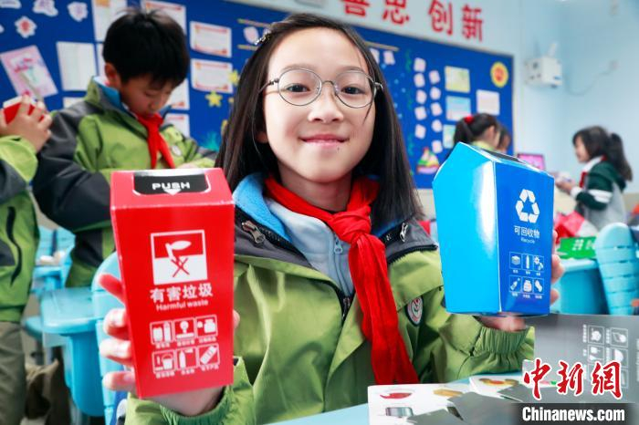 学生在展示亲手制作的垃圾分类盒。　汤彦俊 摄