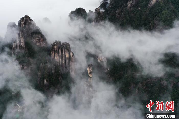 在海拔约1200米的深山幽谷中，三清山一瘦奇石峰“巨蟒出山”，如擎天玉柱昂首屹立，扶摇直上，神韵尽显。　刘占昆 摄