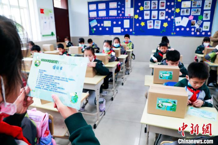 同学们在宣读《健康环保倡议书》。　汤彦俊 摄