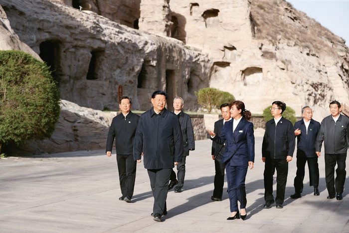 2020年5月11日至12日，中共中央总书记、国家主席、中央军委主席习近平在山西考察。这是5月11日下午，习近平在大同市云冈石窟考察历史文化遗产保护情况。 新华社记者 刘彬/摄