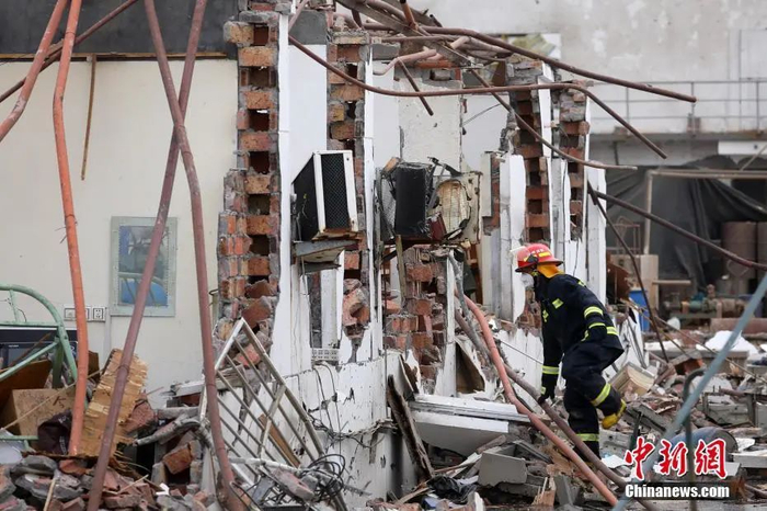 资料图：2019年3月22日，消防员在江苏盐城响水县陈家港镇江苏天嘉宜化工有限公司爆炸核心周边开展救援工作。中新社记者 泱波 摄