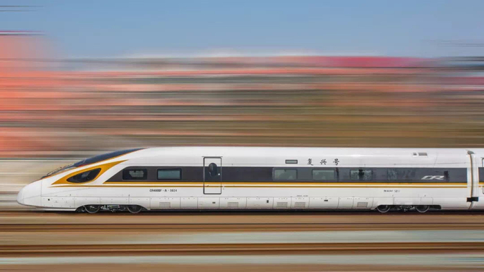 飞驰的复兴号（资料图） 图：中国铁路