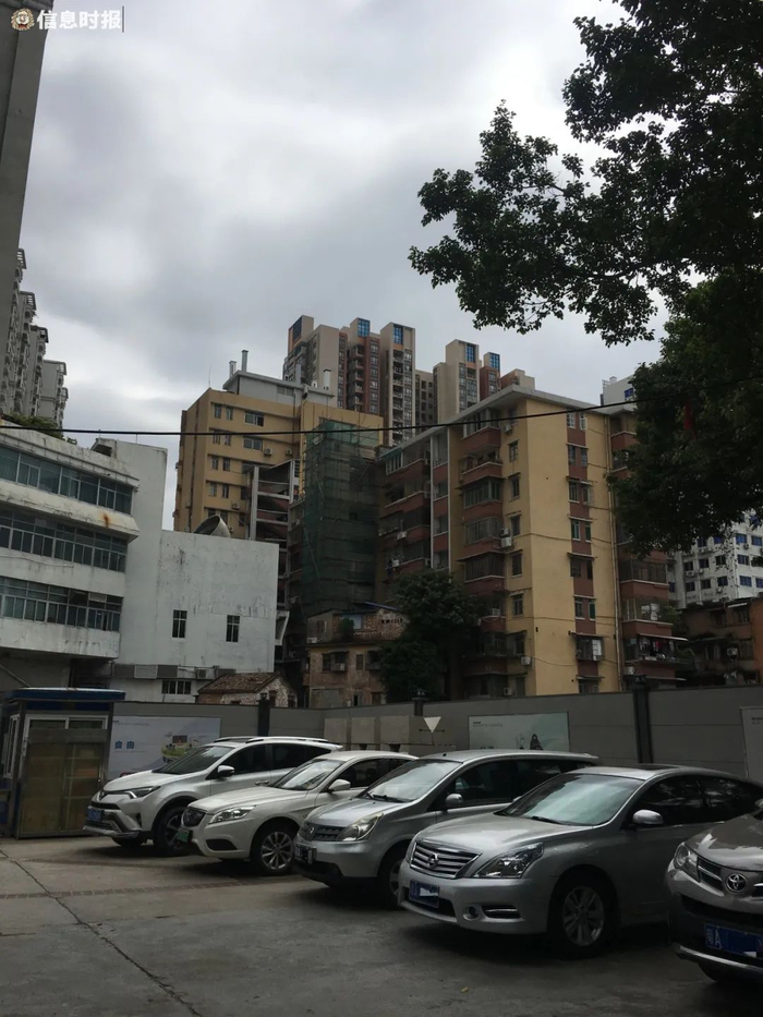 施工现场被围蔽。信息时报记者 蔡晓素 摄