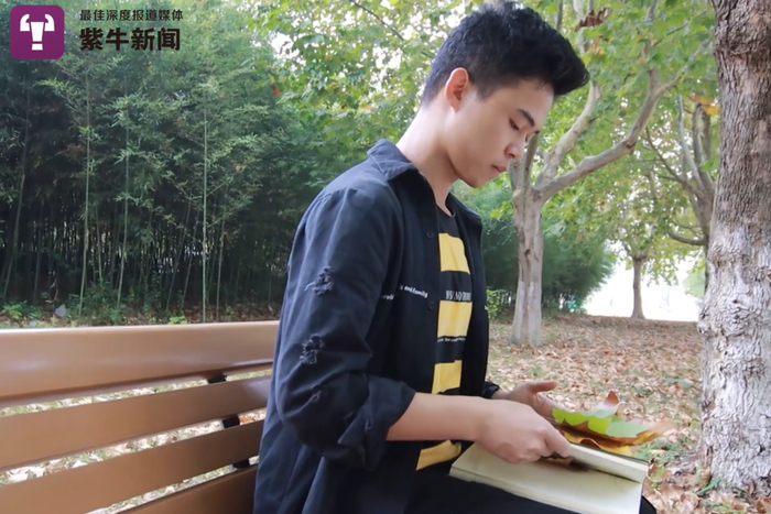 刘奇把寻得的树叶夹在书本里风干保存