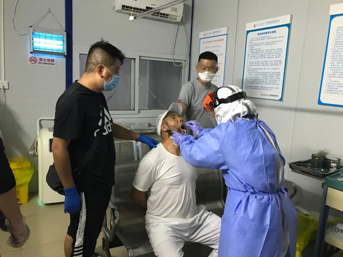  一名犯罪嫌疑人正在做核酸检测。新华社发（青海省公安厅供图）