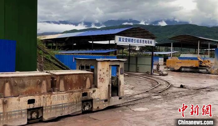 图为停在轨道上的一辆有轨电车。　缪超 摄