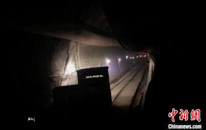 图为在隧道内行驶的有轨电车。　缪超 摄