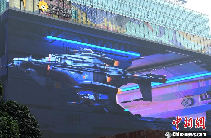 商业楼巨型LED屏幕上出现了“太空飞船”。　陈超 摄