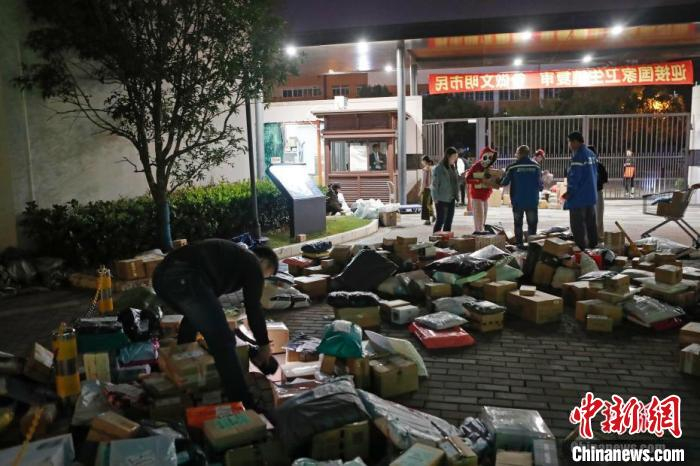 &nbsp;&nbsp;&nbsp;&nbsp;图为在上海虹桥乐贤居人才公寓，快递员在小区门前分拣快递物品。（资料图）　殷立勤　摄