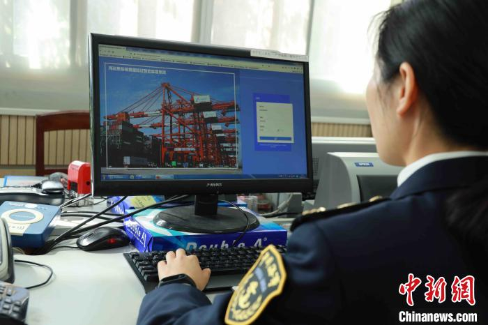  系统大大提高了港口集装箱重量的验证效率。上海海事局供图