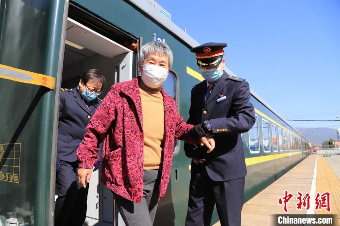 沿途居民对“慢火车”深有感情。　王志刚 摄