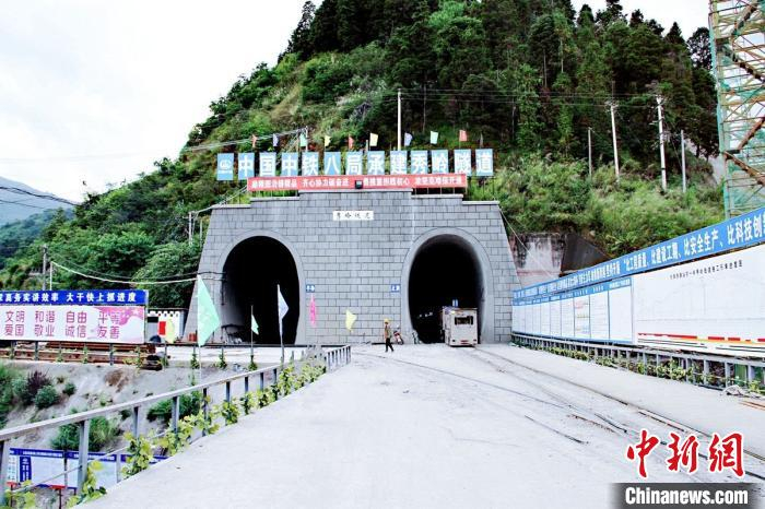    图为秀岭隧道正洞入口，一辆有轨电车缓慢驶出隧道。　李昌伦　摄