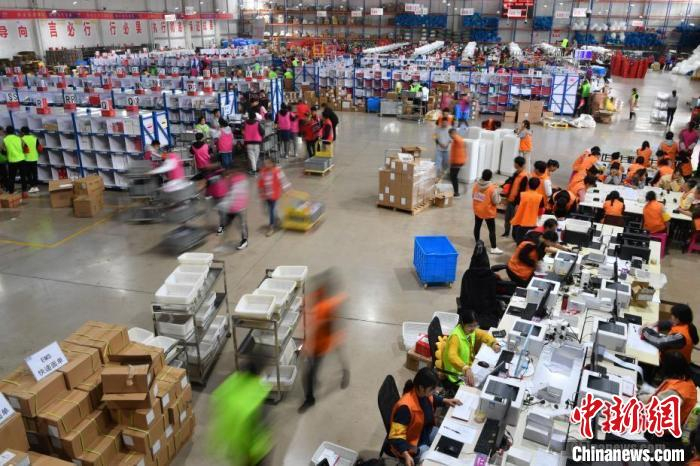 　　图为在昆明一仓库里，工作人员进行拣货、打包、验单等工作，以保证每一件订单能最快送到消费者手中。（资料图） 刘冉阳 摄