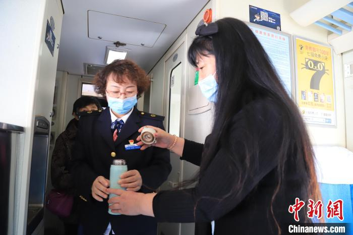 车里环境更好了，烧水改用电茶炉。　王志刚 摄