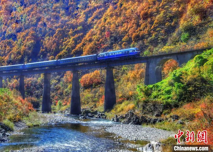 “慢火车”穿山越岭。　王志刚 摄