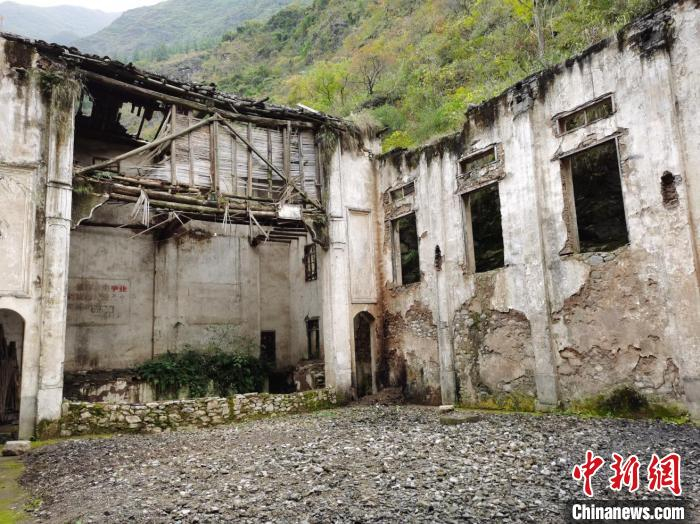 图为宁厂古镇“七里半边街”一瞥。　彭国威 摄