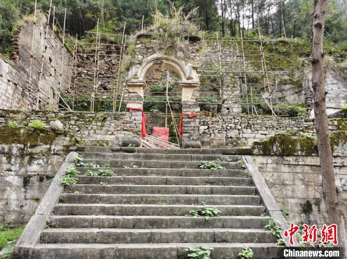 图为宁厂古镇“七里半边街”里的吴王庙。　彭国威 摄