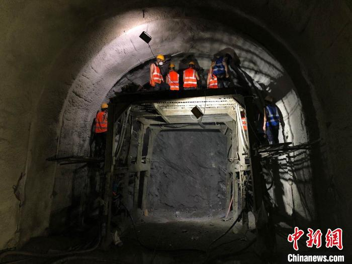 图为隧道平导掘进面的施工工人。　缪超 摄